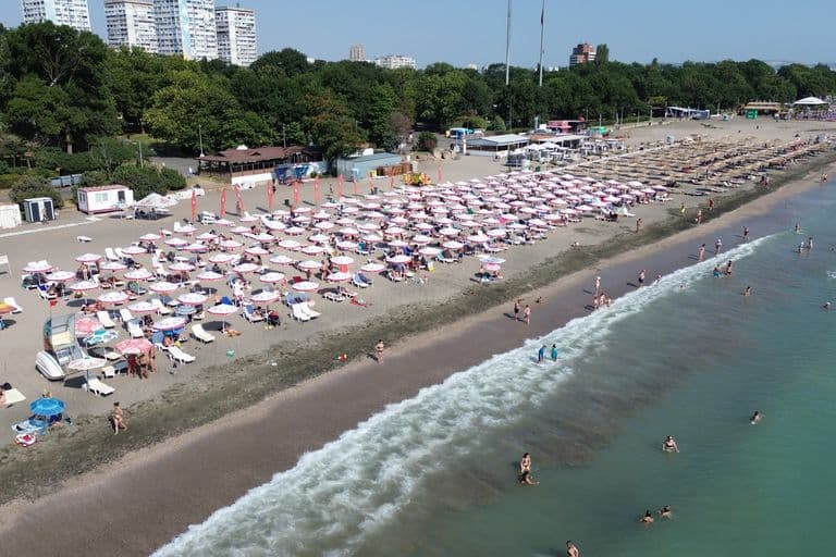 Централен плаж на Бургас – дълга градска плажна ивица до Морската градина с лесен достъп и всички удобства за приятен плажен ден