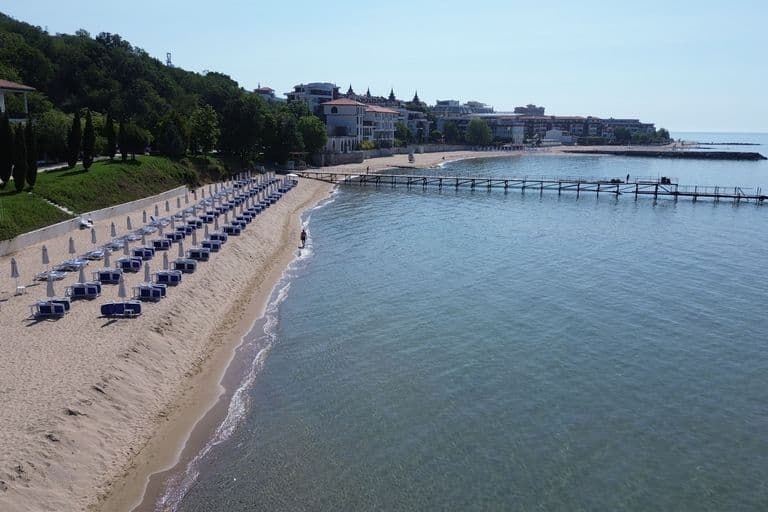 Плаж Козлука край Елените – малък и уединен плаж с чиста вода, заобиколен от буйна зеленина на южното Черноморие
